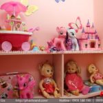 Khu vui chơi trẻ em tại quận 6 Kệ đồ chơi màu hồng trong khu vui chơi trẻ em Quận 6, búp bê, ngựa pony và lâu đài đồ chơi