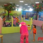 Khu vui chơi Vườn Hồng tại Bình Dương Khu vui chơi Vườn Hồng Bình Dương, sân chơi trong nhà với vách hồng-xanh, cây trang trí và mascot màu hồng