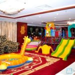 Khu vui chơi trẻ em trong nhà hàng Khu vui chơi trẻ em nhà hàng do Phan Gia thiết kế, nhà phao hình hươu và cầu trượt đôi vàng xanh