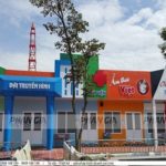 Tổng hợp mẫu thiết kế khu vui chơi trẻ em ngoài trời tại Phan Gia Mặt tiền dãy khu vui chơi hướng nghiệp ngoài trời nhiều màu, có biển 'Đài Truyền Hình' và 'Ẩm thực Việt'