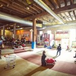 15 quán cafe có khu vui chơi cho trẻ em tại Tphcm Khu vui chơi trong quán cà phê rộng với nhà gỗ mini, xe chòi chân và ghế ngồi cho phụ huynh