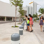 Khu vui chơi hướng nghiệp vietopia tại quận 7 Gia đình đang dẫn trẻ đến lối vào Vietopia Quận 7, mặt tiền hiện đại với biển hiệu màu sắc
