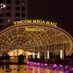 10 Địa điểm đi vui chơi tết dương lịch ở hà nội không thể bỏ qua Lối vào Vincom Mega Mall Times City sáng đèn ban đêm với đài phun nước
