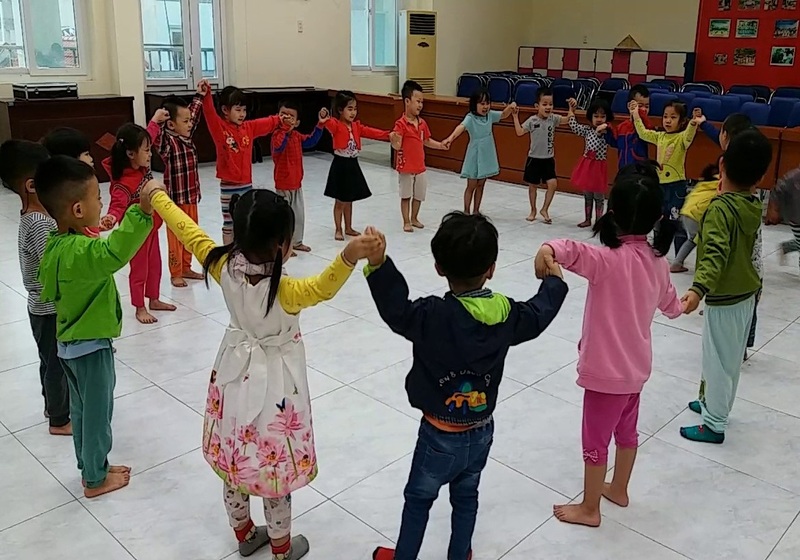 20 trò hoạt náo hấp dẫn cho bé và cơ hội tăng doanh thu khu vui chơi 2 Nhân viên tổ chức trò hoạt náo tiếp sức với vòng và bóng mềm cho trẻ tại khu vui chơi