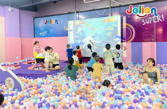 Top khu vui chơi Ninh Bình cho gia đình: 6 trải nghiệm 1 Gia đình có trẻ em đi thuyền tham quan cảnh quan núi đá tại Ninh Bình