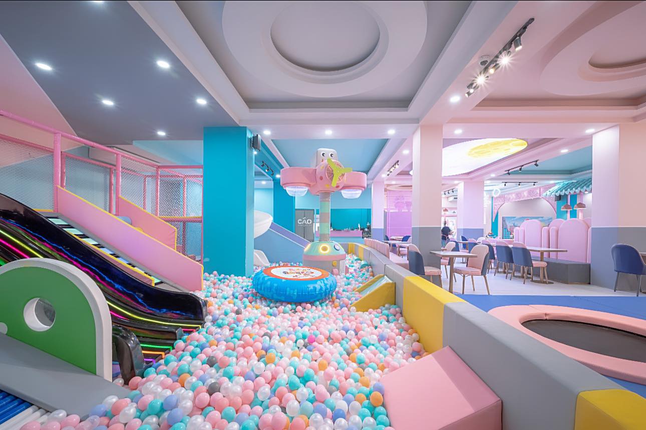 Chi phí mở kids cafe kết hợp khu vui chơi 300m2 bao nhiêu? 2 Phối cảnh kids cafe kết hợp khu vui chơi 300m2 với nhà banh, cầu trượt và quầy F&B