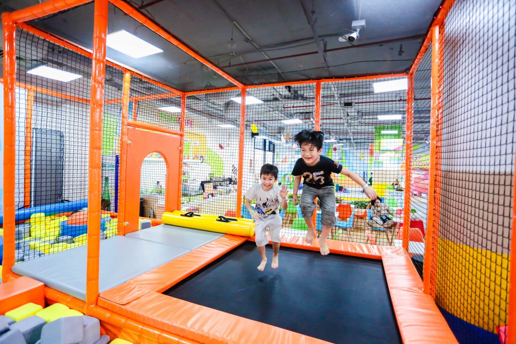 Khu vui chơi ồn phải làm sao? Cách giảm ồn dễ áp dụng 2 Giải pháp tấm tiêu âm và vách ngăn cho khu vui chơi trong nhà