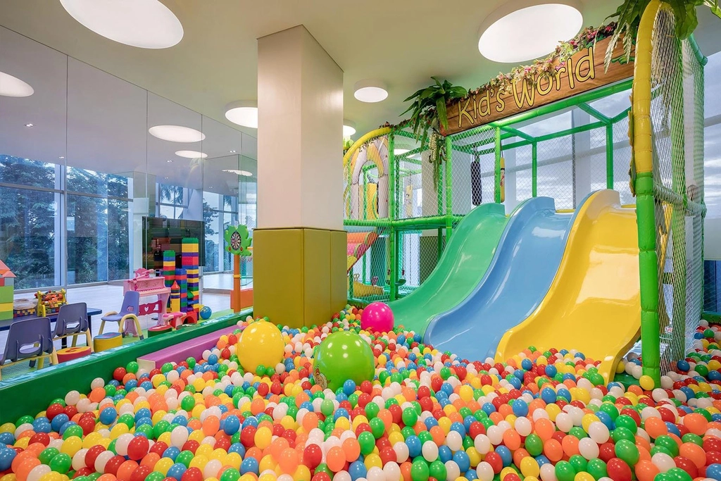Lịch bảo trì soft play: Giữ an toàn, tăng lượt khách và bảo vệ đầu tư 2 Nhân viên thực hiện bảo trì soft play và vệ sinh ball pit theo lịch