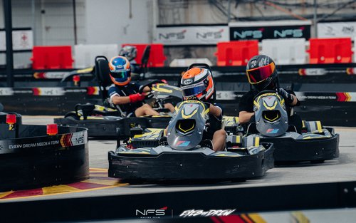 Top 5 go-kart Sài Gòn đáng thử cho cuối tuần sôi động 2 Nhóm bạn trải nghiệm đua xe tại một sân go-kart ở Sài Gòn